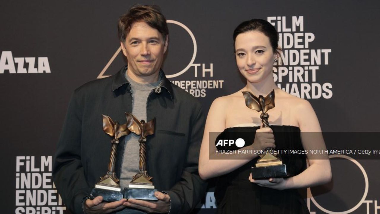 Sean Baker, director de "Anora", favorita para los Oscar abogó por mantener vivo el cine independiente, al ganar premio en los Spirit Awards.