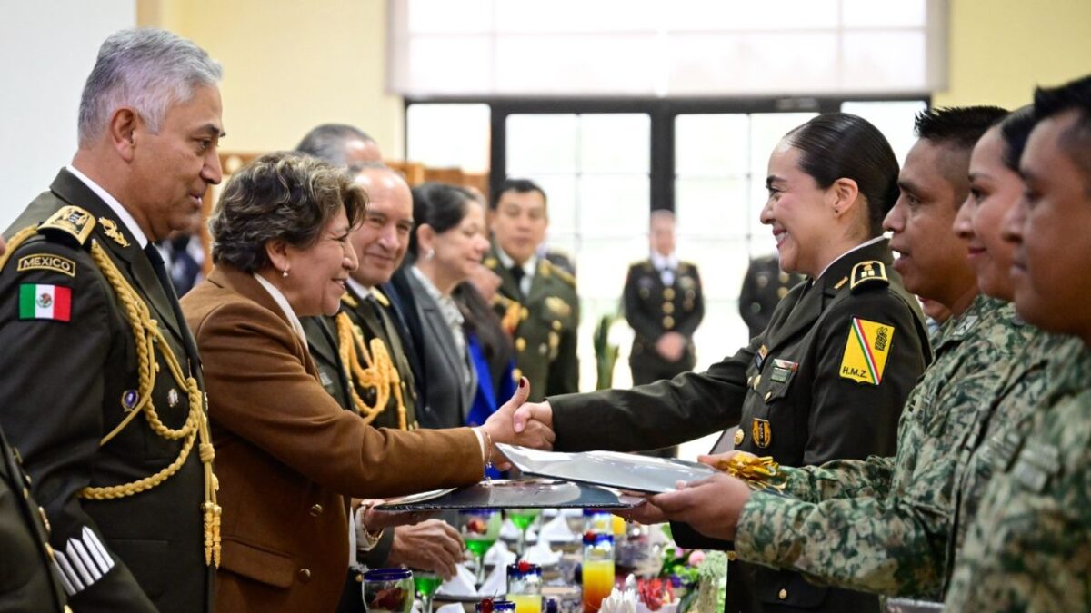 Destacados integrantes de las fuerzas armadas recibieron reconocimientos de manos de la gobernadora del Estado de México, Delfina Gómez.