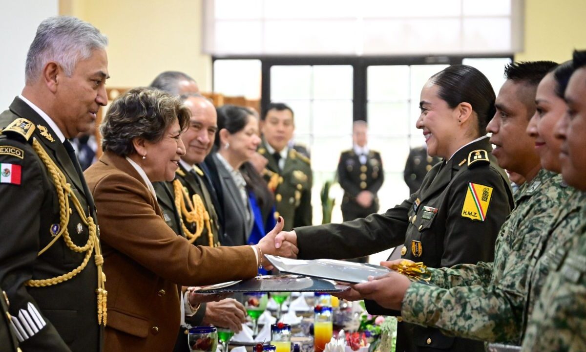 Destacados integrantes de las fuerzas armadas recibieron reconocimientos de manos de la gobernadora del Estado de México, Delfina Gómez.