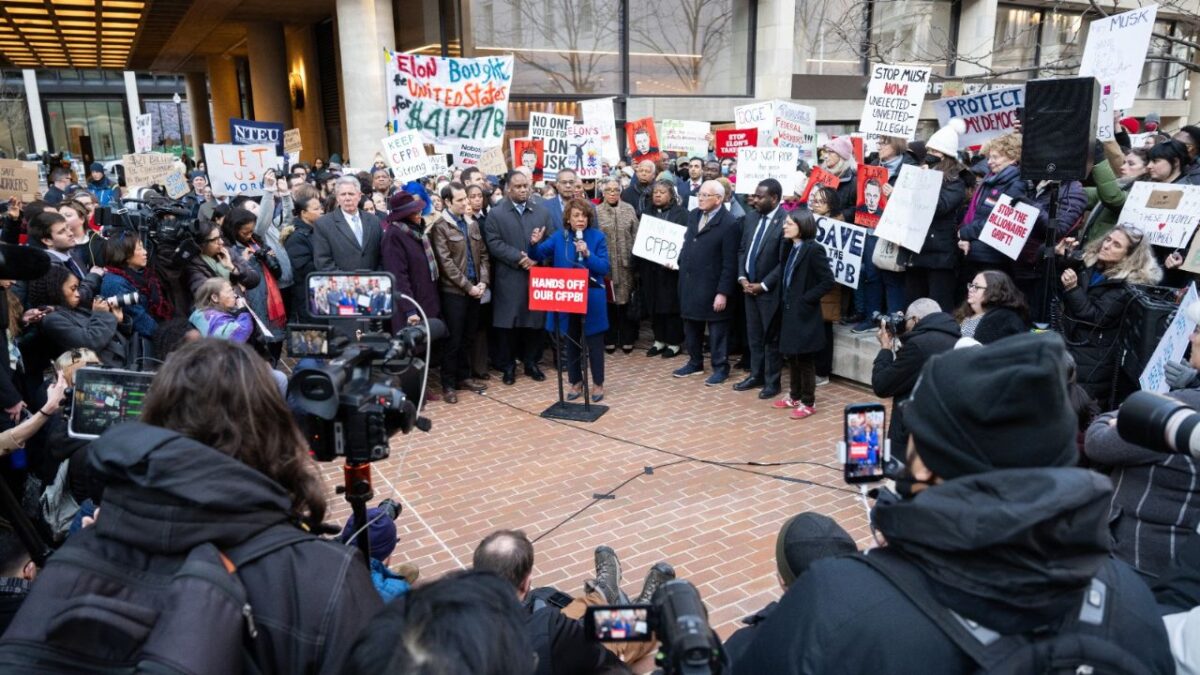 Empleados despedidos salen a las calles contra el presidente Donald Trump.