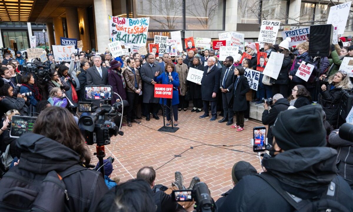 Empleados despedidos salen a las calles contra el presidente Donald Trump.