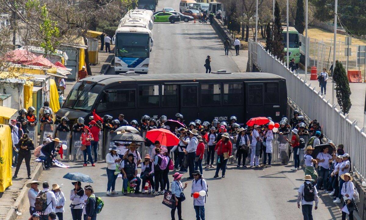 Encapsulan policías a trabajadores de salud en protestas