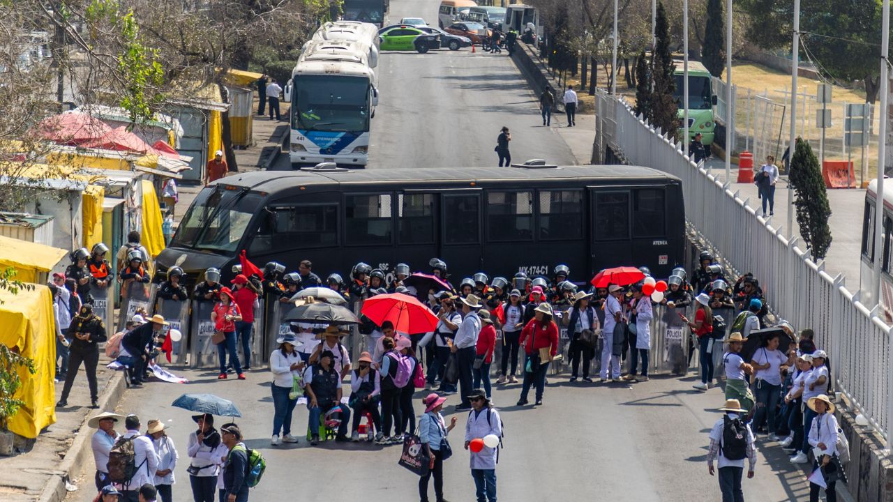 Encapsulan policías a trabajadores de salud en protestas