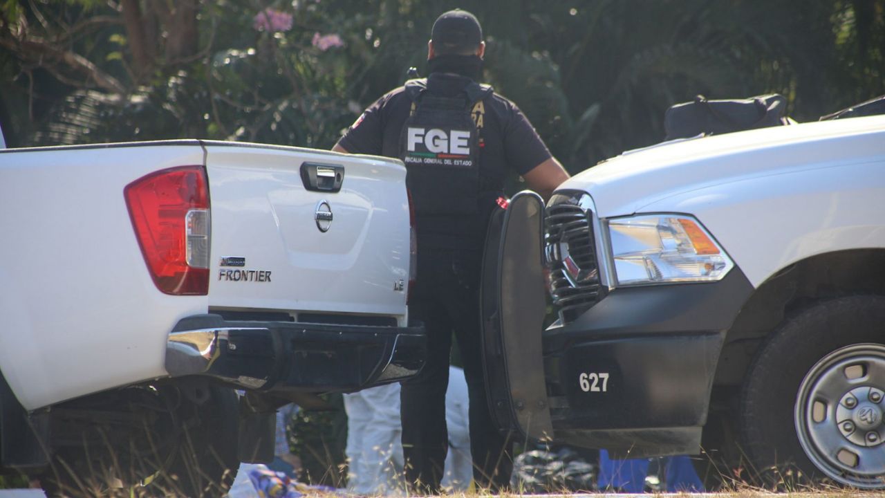 Autoridades acuden al Viaducto Diamante en Acapulco por un crimen. 