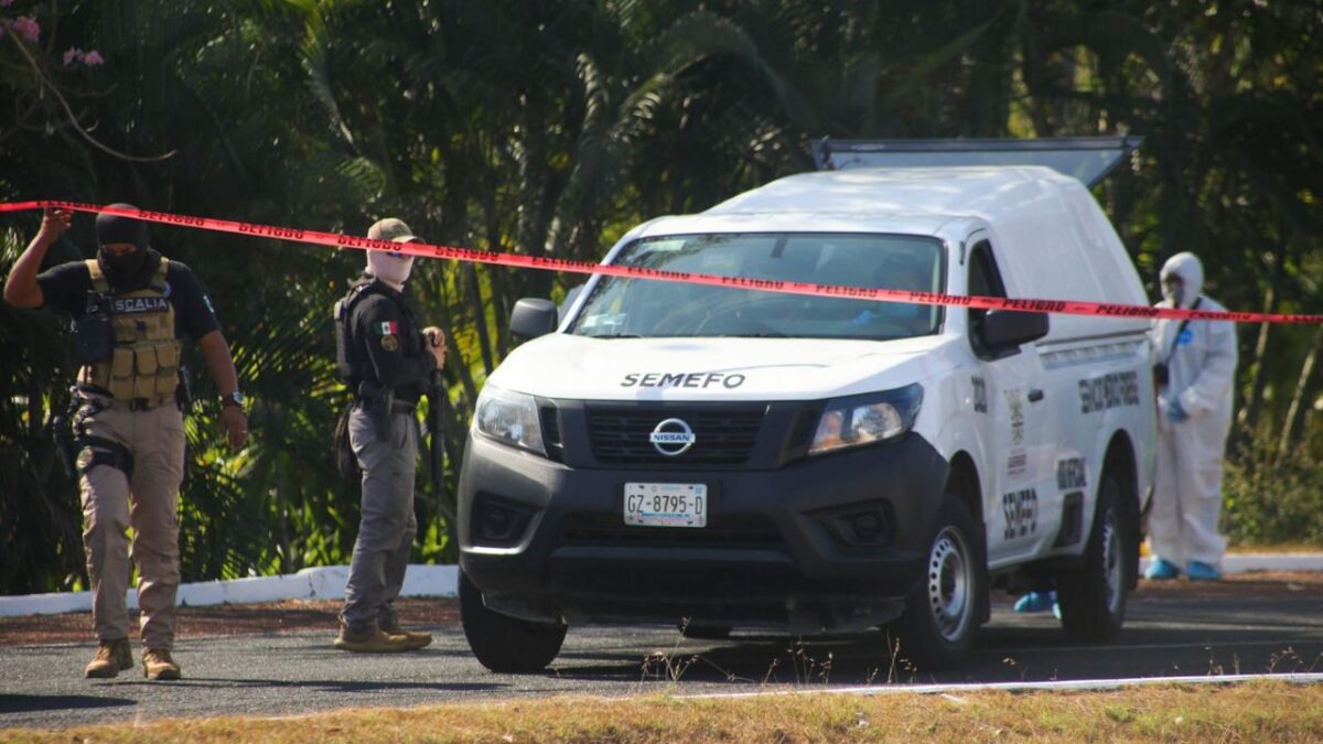 El cuerpo de un hombre fue hallado cubierto con sábanas, disparos y señas de tortura sobre el Viaducto Diamante en el puerto de Acapulco.