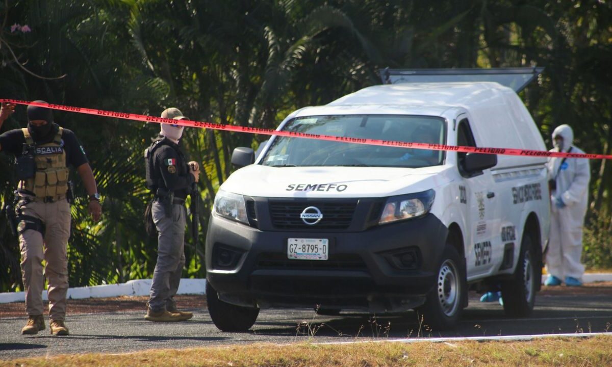 El cuerpo de un hombre fue hallado cubierto con sábanas, disparos y señas de tortura sobre el Viaducto Diamante en el puerto de Acapulco.