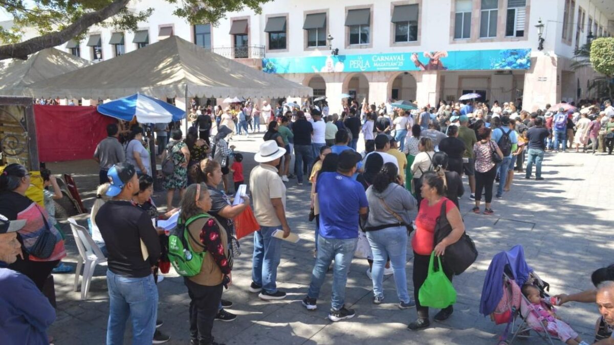 Cientos de visitantes y locales esperaron horas para recibir los boletos para el Carnaval de Mazatlán.