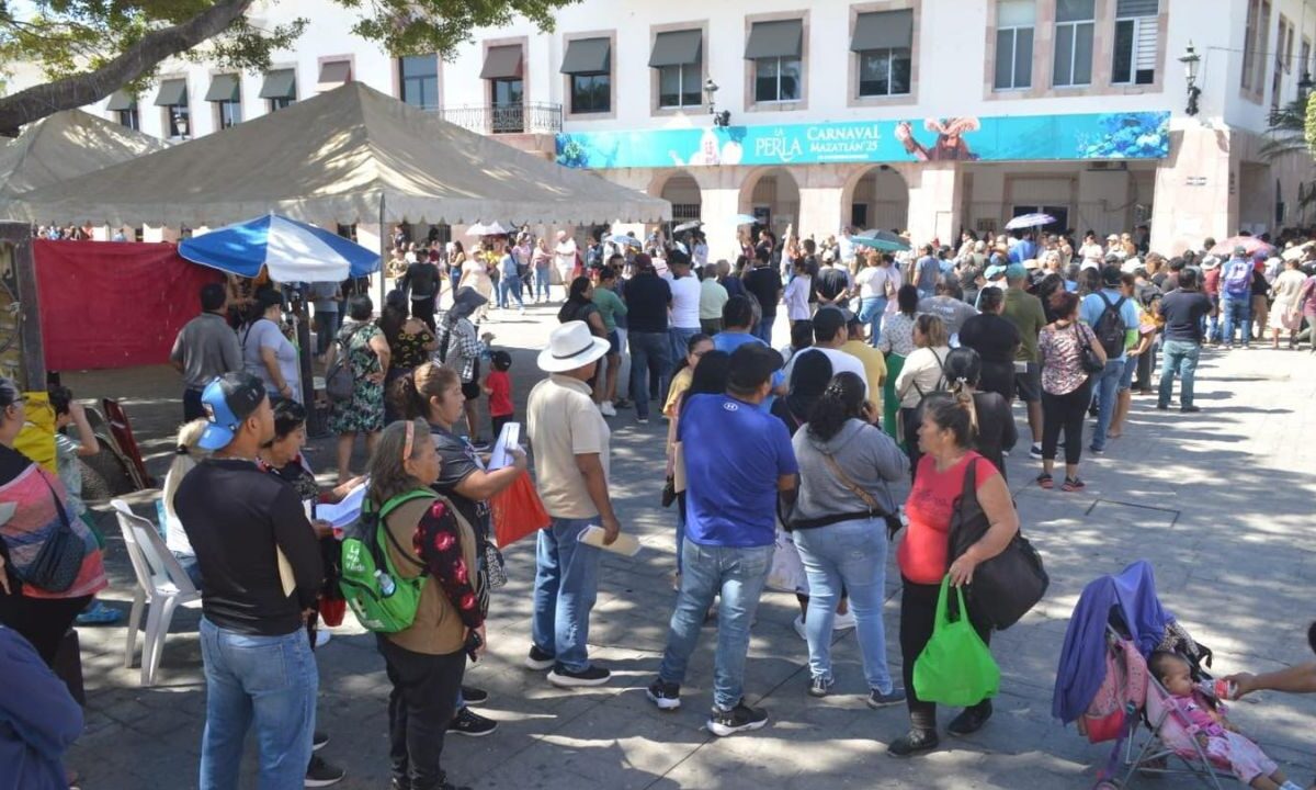 Cientos de visitantes y locales esperaron horas para recibir los boletos para el Carnaval de Mazatlán.