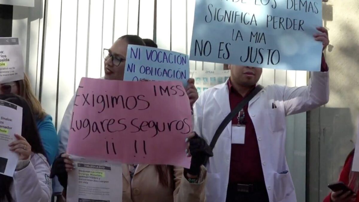 Jóvenes estudiantes de medicina de Durango protestaron contra ser enviados a Sinaloa para realizar su servicio social, por la violencia.