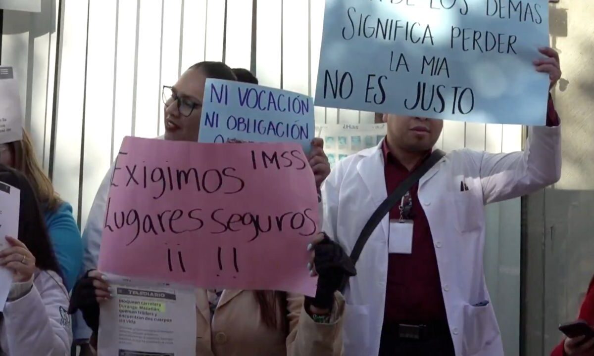 Jóvenes estudiantes de medicina de Durango protestaron contra ser enviados a Sinaloa para realizar su servicio social, por la violencia.