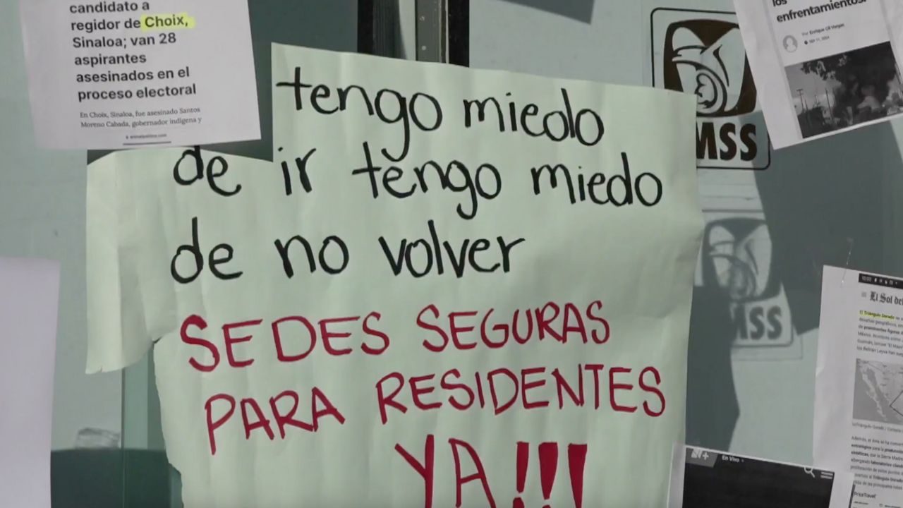 Jóvenes estudiantes de medicina de Durango protestaron contra ser enviados a Sinaloa para realizar su servicio social, por la violencia.