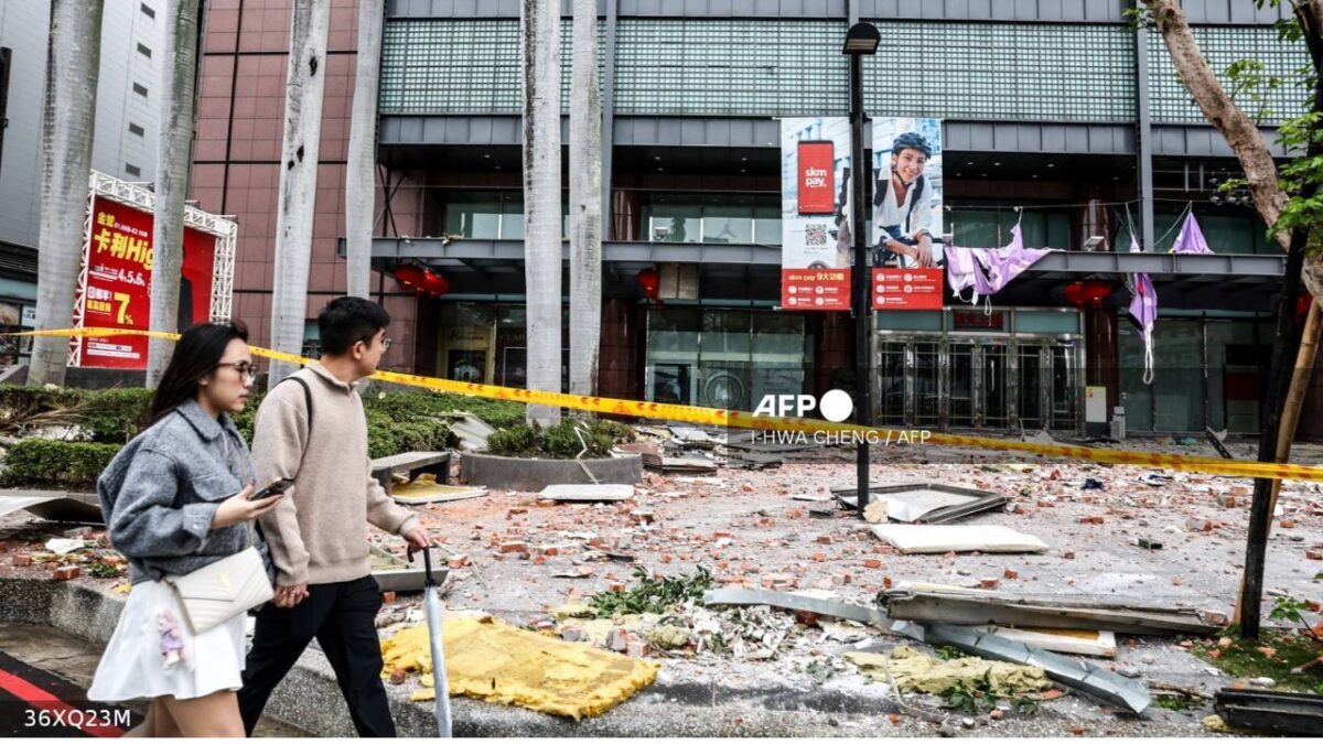 Una presunta explosión de gas sacudió una tienda departamental en Taichung, Taiwán, dejando cuatro personas muertas y 24 heridas.