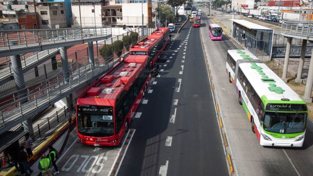 Una unidad del Metrobús de la Ciudad de México durante su servicio.