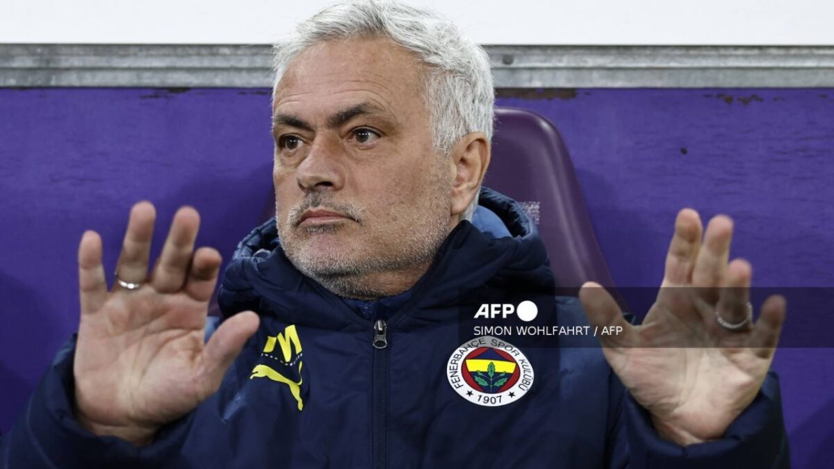 El Galatasaray acusó al entrenador del Fenerbahce, José Mourinho, de hacer "declaraciones racistas".