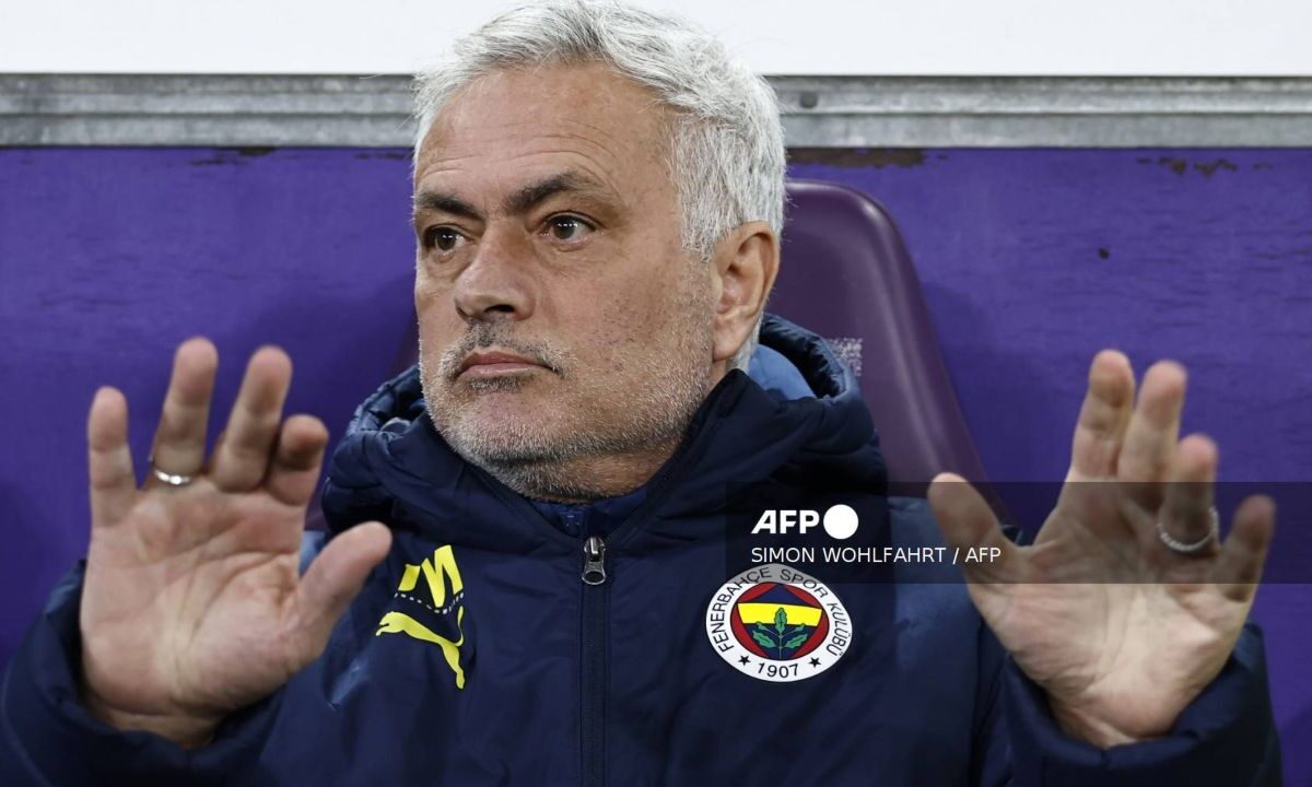 El Galatasaray acusó al entrenador del Fenerbahce, José Mourinho, de hacer "declaraciones racistas".