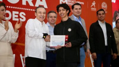 El gobernador Alfonso Durazo Montaño entregó estímulos económicos a 627 jóvenes deportistas y estudiantes de excelencia.