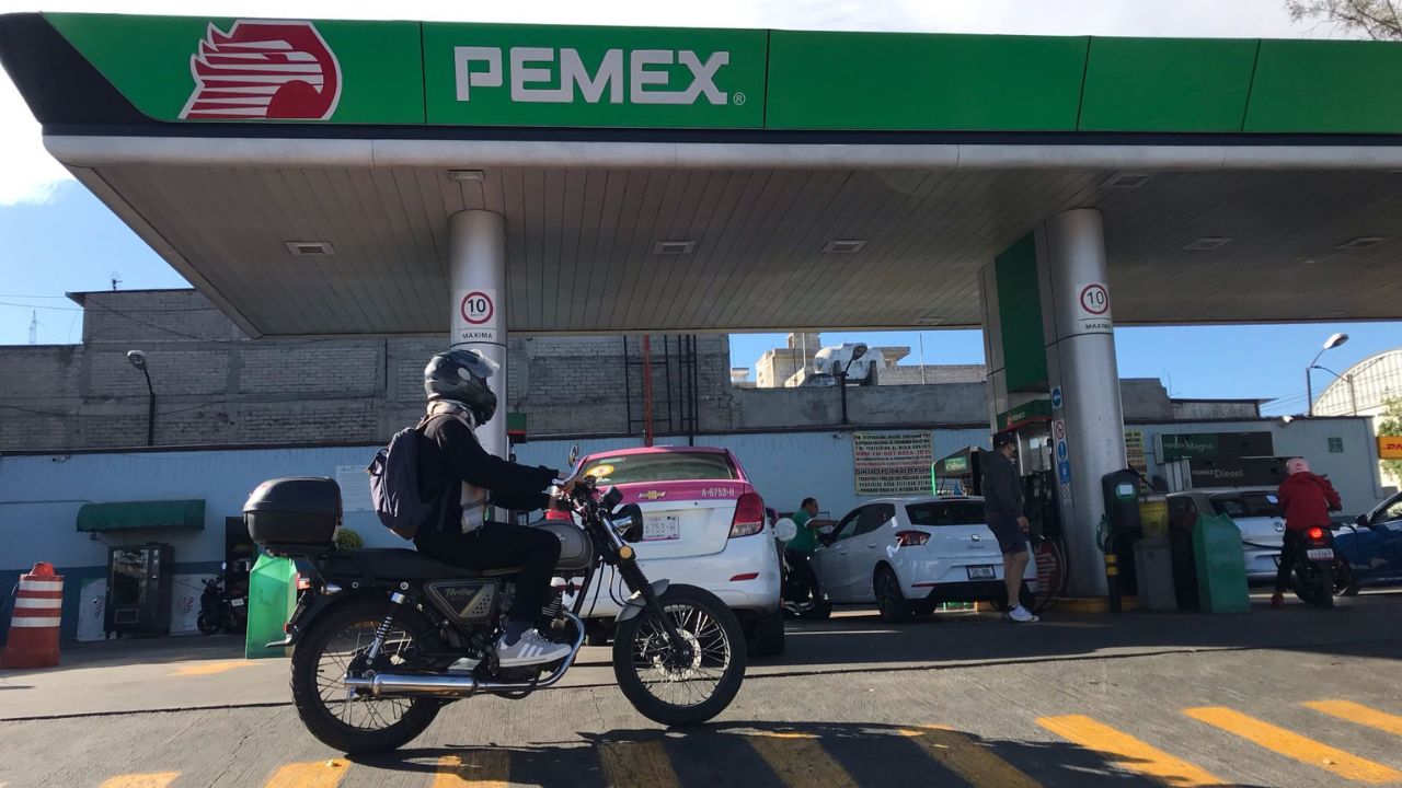 Gobierno federal acuerda con gasolineros topar precio del combustible Magna.