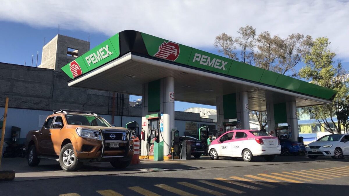 Gobierno federal acuerda con gasolineros topar precio del combustible Magna.