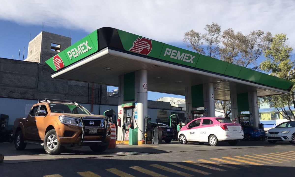 Gobierno federal acuerda con gasolineros topar precio del combustible Magna.