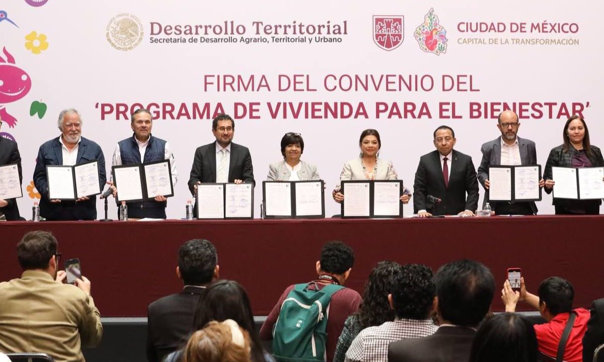 Clara Brugada encabezó la firma del convenio entre el Gobierno de la CDMX y la Sedatu para garantizar el derecho a la vivienda asequible.