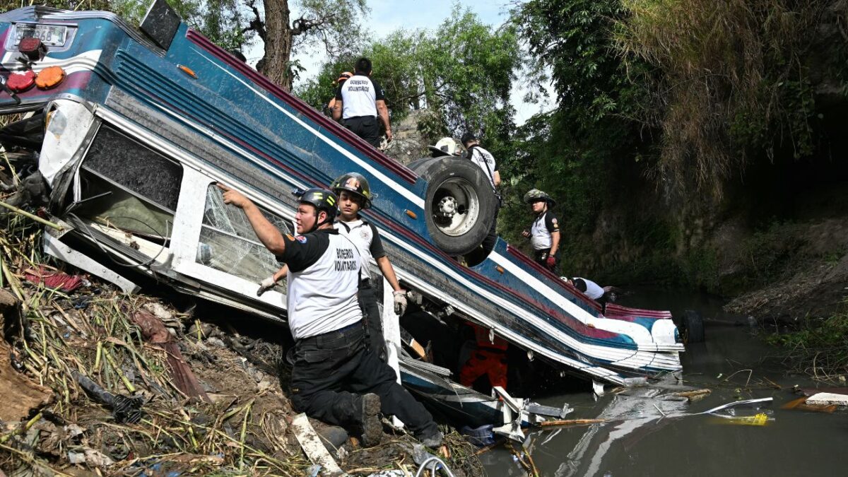 51 personas murieron este lunes cuando un autobús, con más de 70 personas a bordo, cayó desde un puente al fondo de una barranca en la entrada norte de Ciudad de Guatemala, según un nuevo balance de los cuerpos de socorro, ante lo que el gobierno declaró "luto nacional".