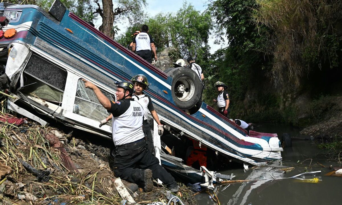 51 personas murieron este lunes cuando un autobús, con más de 70 personas a bordo, cayó desde un puente al fondo de una barranca en la entrada norte de Ciudad de Guatemala, según un nuevo balance de los cuerpos de socorro, ante lo que el gobierno declaró "luto nacional".