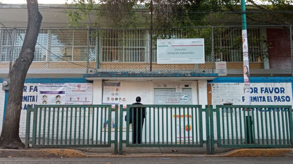 Fachada de una escuela primaria cerrada por la suspensión de clases el viernes 28 de febrero de 2025 por Consejo Técnico Escolar.