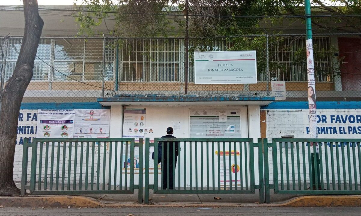 Fachada de una escuela primaria cerrada por la suspensión de clases el viernes 28 de febrero de 2025 por Consejo Técnico Escolar.