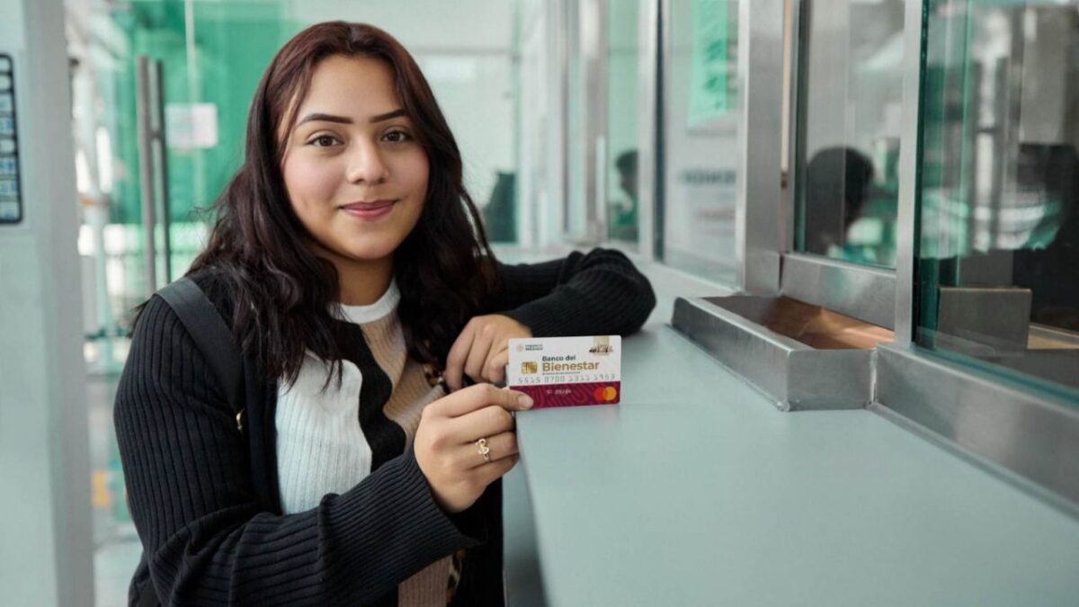 Joven con la Tarjeta del Bienestar en mano, en la cual se deposita la Pensión Bienestar en este 2025.