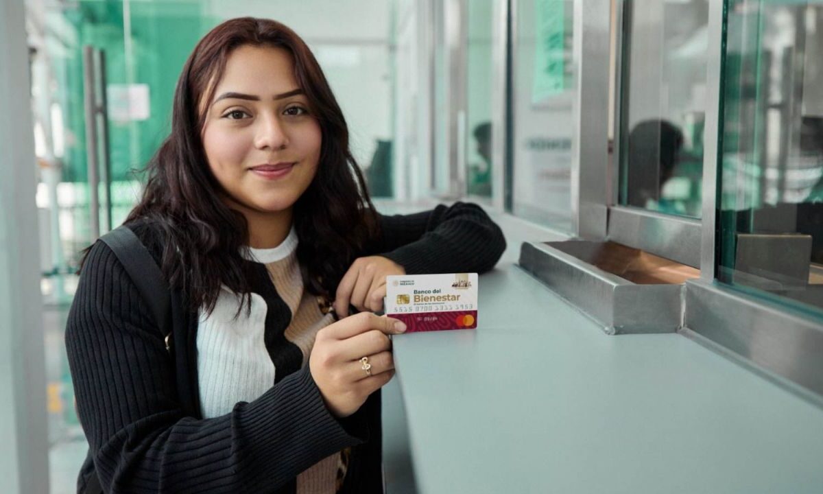 Joven con la Tarjeta del Bienestar en mano, en la cual se deposita la Pensión Bienestar en este 2025.