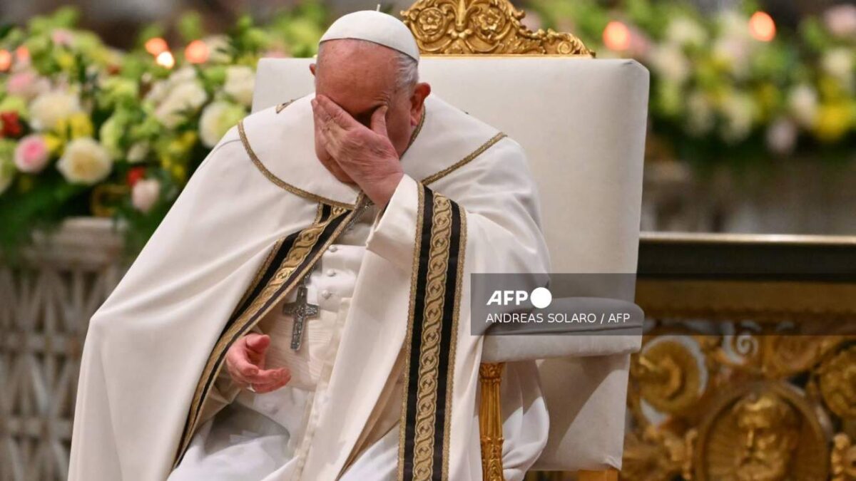 El papa Francisco tuvo que ser hospitalizado en Roma.