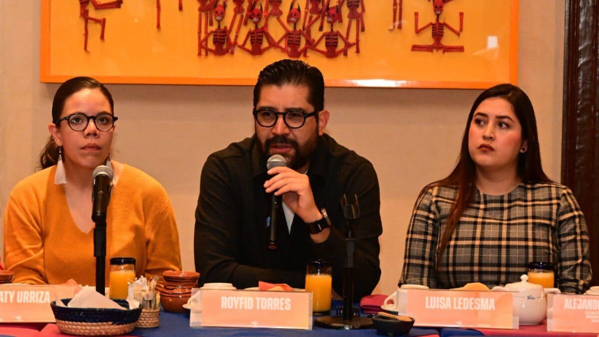 En conferencia, el coordinador de la bancada naranja en el Congreso local, Royfid Torres