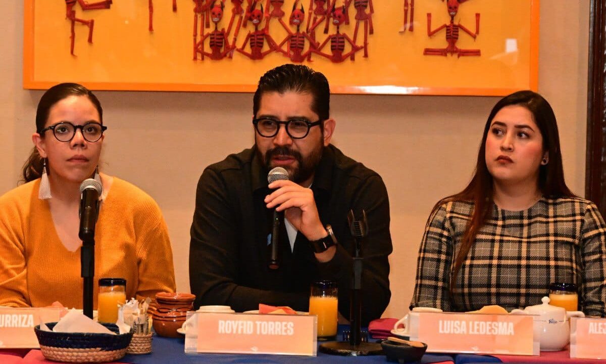 En conferencia, el coordinador de la bancada naranja en el Congreso local, Royfid Torres