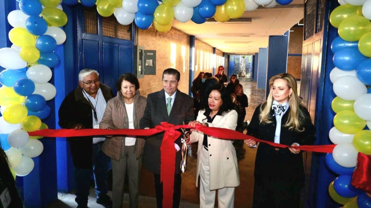 El alcalde de Coyoacán, Giovani Gutiérrez Aguilar, inauguró los trabajos de mantenimiento realizados en la Escuela Secundaria No. 101.