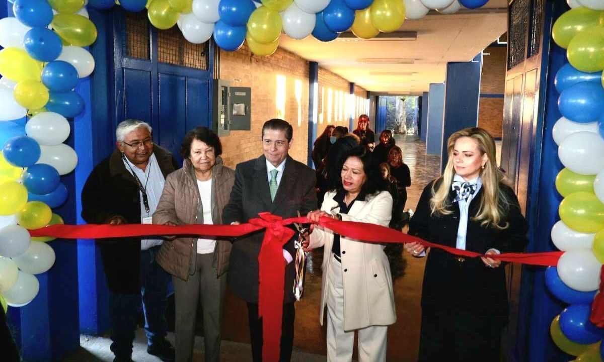 El alcalde de Coyoacán, Giovani Gutiérrez Aguilar, inauguró los trabajos de mantenimiento realizados en la Escuela Secundaria No. 101.