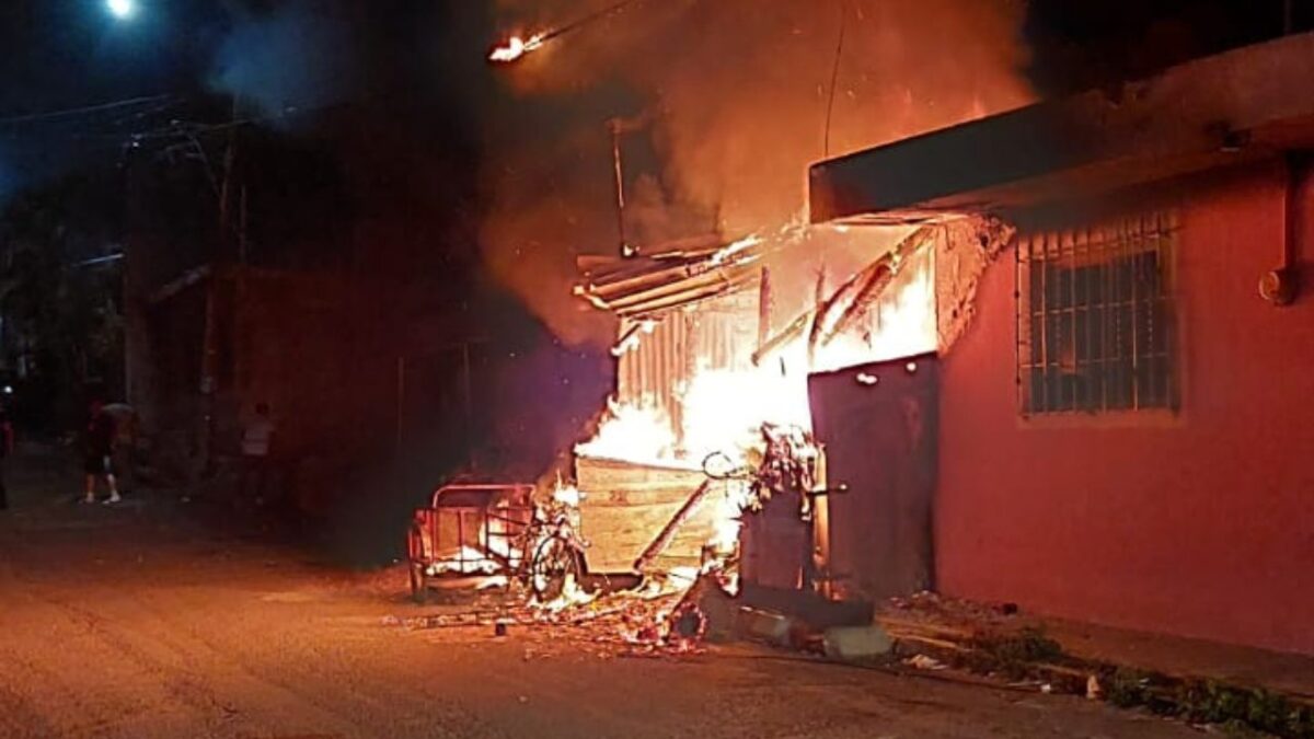 En una vivienda en Tepic, se registró un incendio que cobró la vida a una familia.