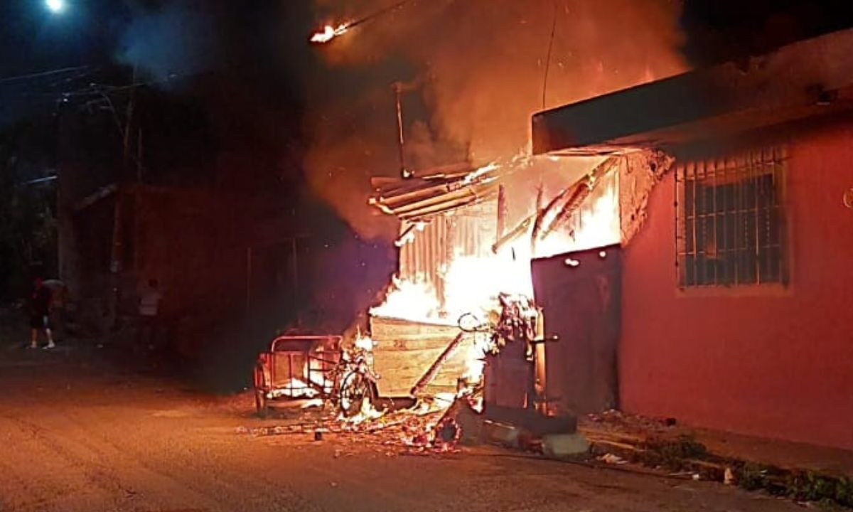 En una vivienda en Tepic, se registró un incendio que cobró la vida a una familia.