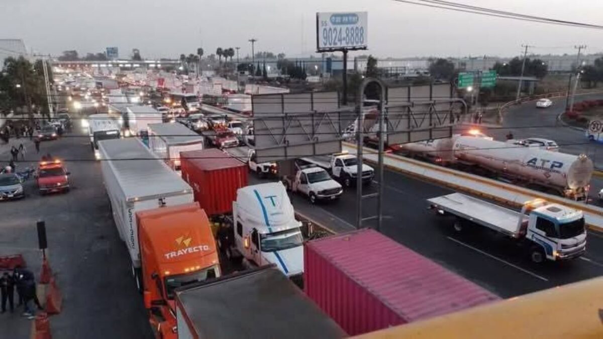 Inicia mega marcha de transportistas del Estado de México