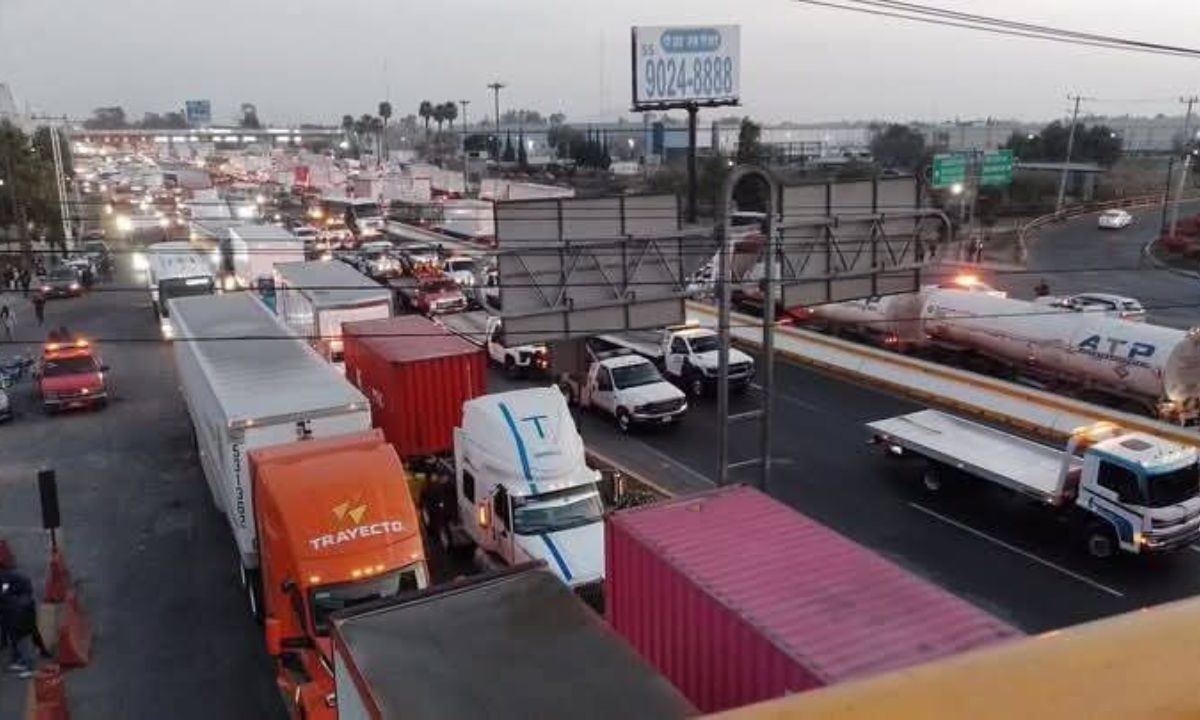 Inicia mega marcha de transportistas del Estado de México