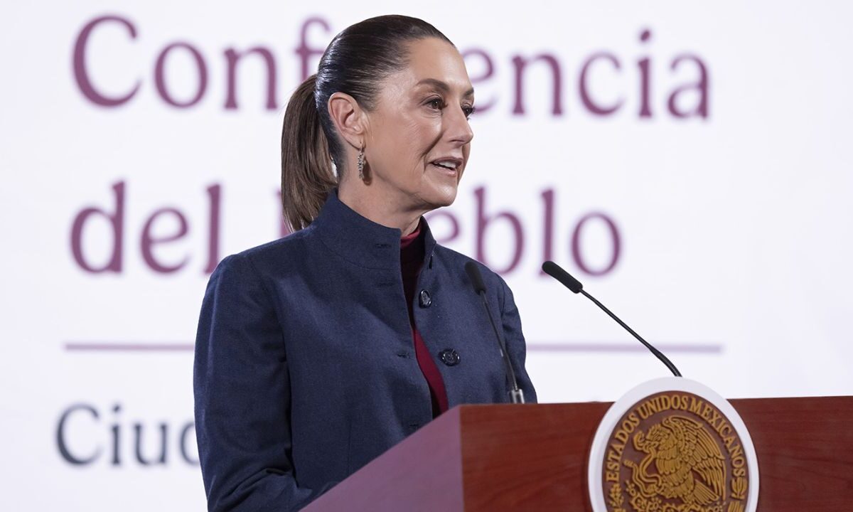 La presidente Claudia Sheinbaum habla durante La Mañanera del Pueblo sobre los aranceles en México.