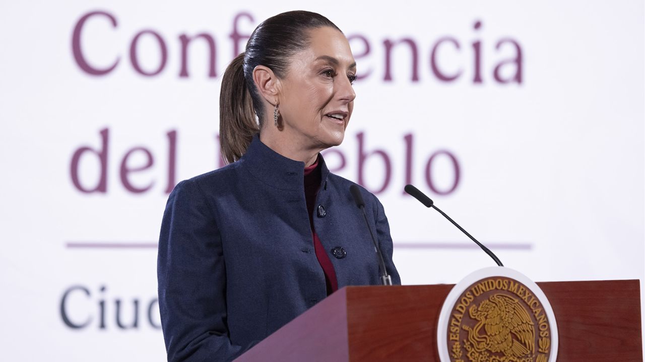 La presidente Claudia Sheinbaum habla durante La Mañanera del Pueblo sobre los aranceles en México.