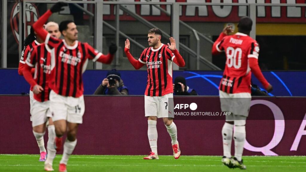 Santiago Giménez durante un partido con el club de Milan.