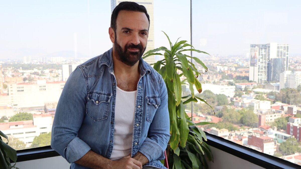 El actor y productor mexicano Pablo Perroni está a unos días de cerrar la temporada de No Al Dinero, una obra de origen francés y escrita por Flavia Coste.