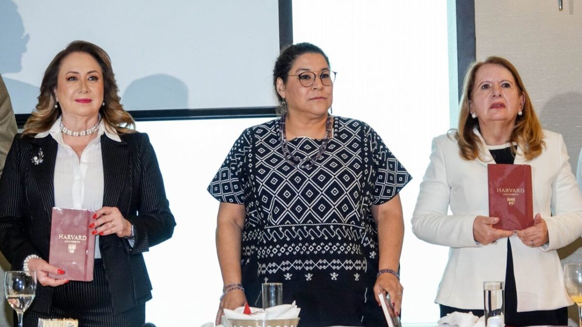 Las ministras Lenia Batres, Yasmín Esquivel y Loretta Ortiz sostuvieron un encuentro con el grupo parlamentario de Morena en el congreso.