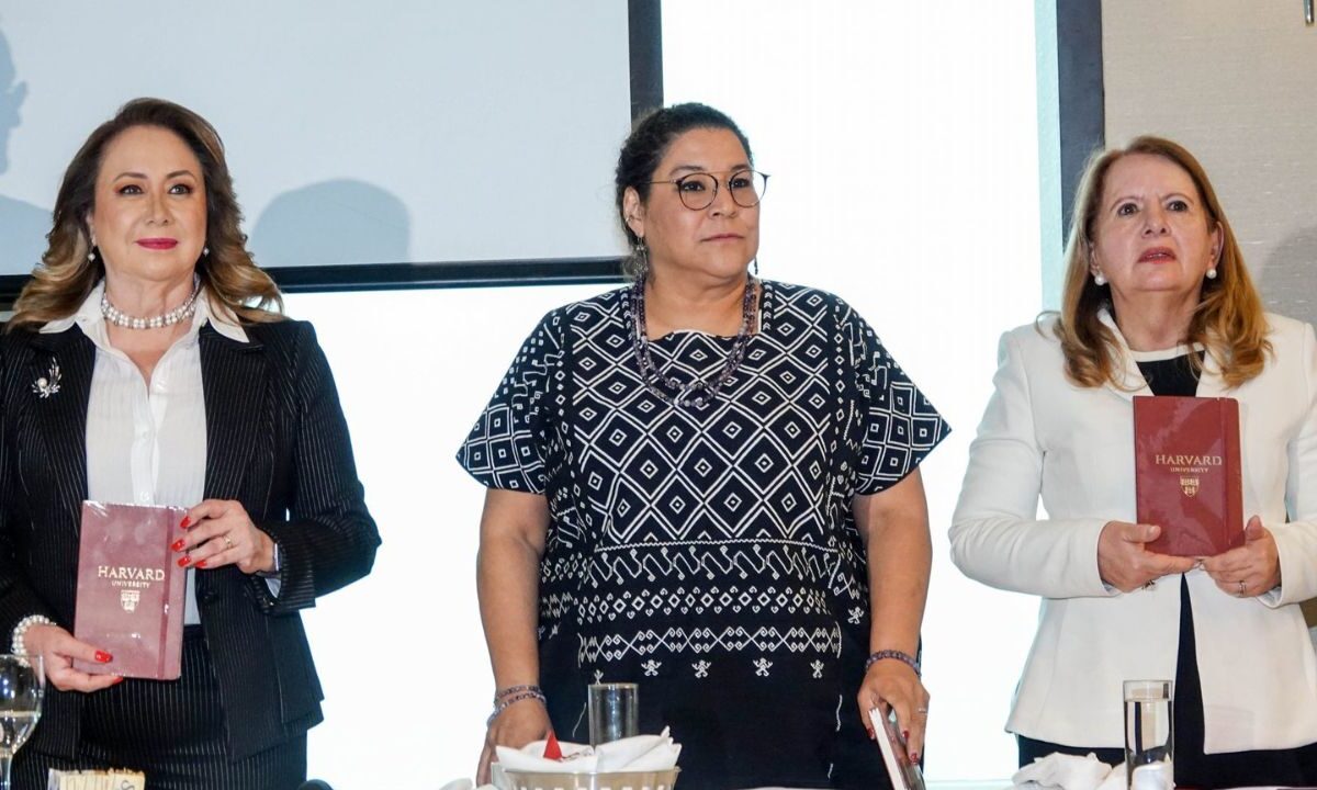 Las ministras Lenia Batres, Yasmín Esquivel y Loretta Ortiz sostuvieron un encuentro con el grupo parlamentario de Morena en el congreso.