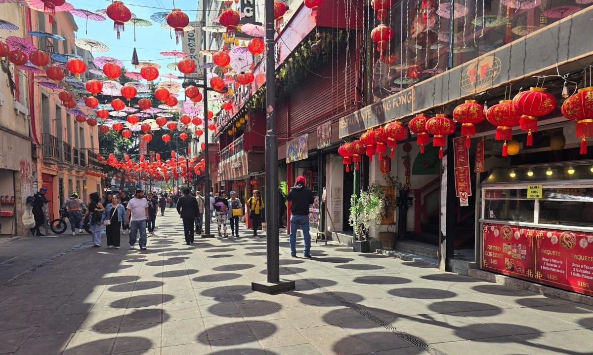 Luego de las celebraciones por el Año de la Serpiente de Madera, el Barrio Chino luce sin puestos ambulantes; sin embargo, locatarios establecidos tampoco tienen permitido colocar enseres, lo que impactará en sus ingresos.