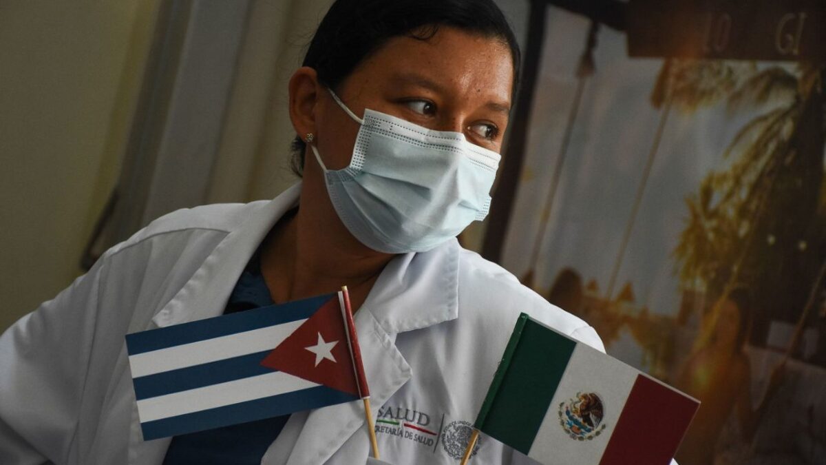 Médicos cubanos seguirán en el país mientras no haya especialistas