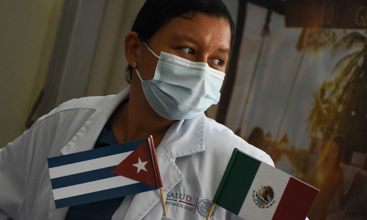 Médicos cubanos seguirán en el país mientras no haya especialistas