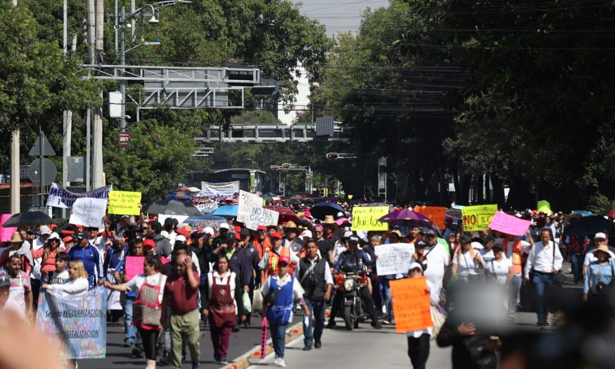 La movilización de comerciantes en distintos puntos de la capital paralizó la circulación en vías de la CDMX, en protesta por los nuevos lineamientos para la operación de mercados.