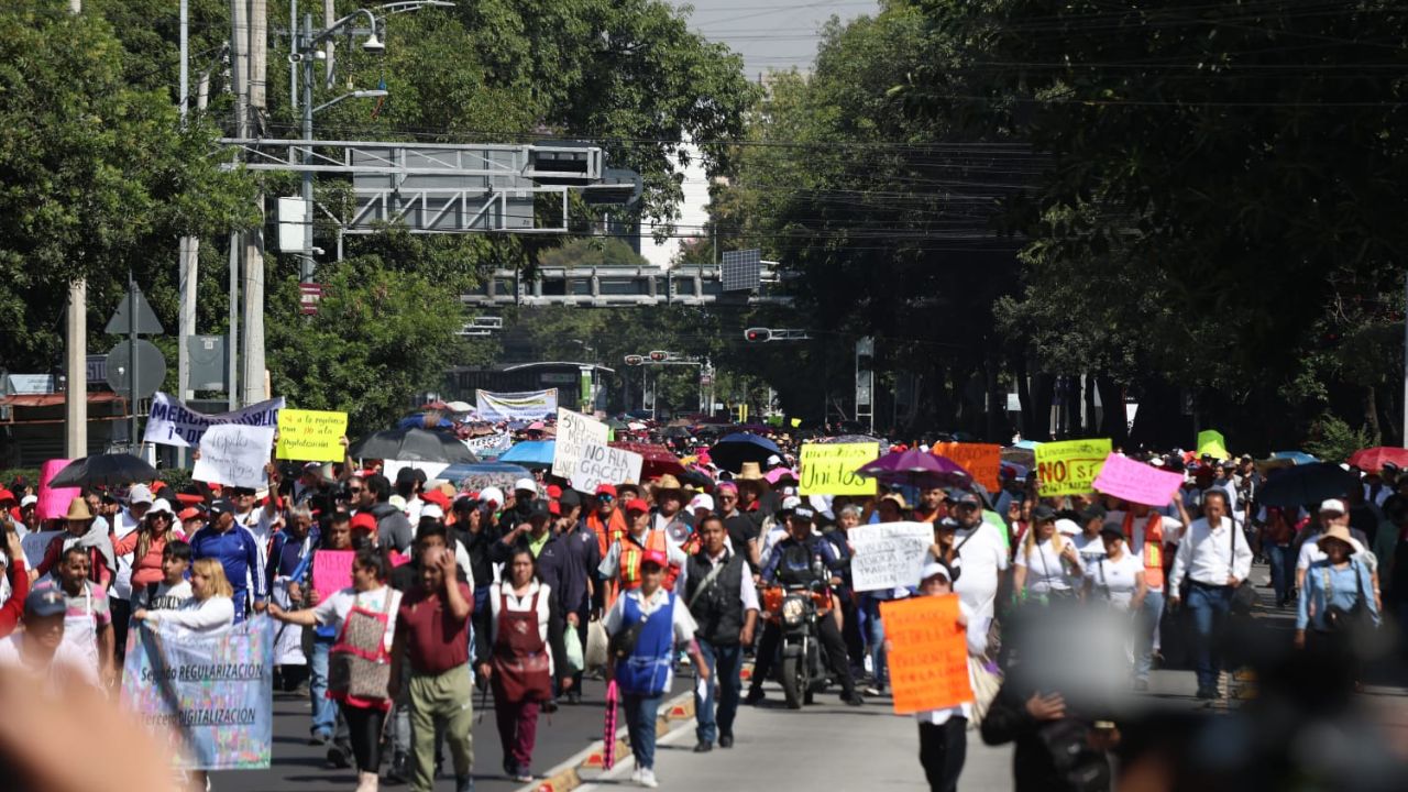 La movilización de comerciantes en distintos puntos de la capital paralizó la circulación en vías de la CDMX, en protesta por los nuevos lineamientos para la operación de mercados.